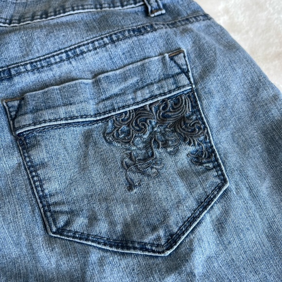 Floral Embroidered Mid-Wash Straight Leg Jeans - Picture 5 of 5